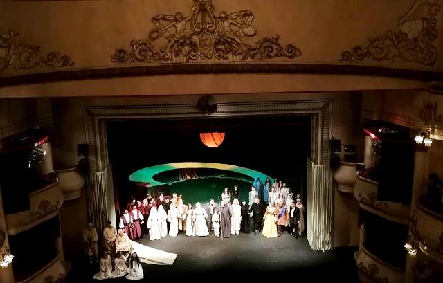 Дійство на сцені Дійство на сцені